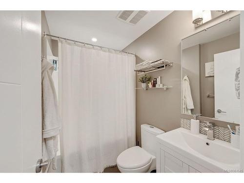 7031 Con-Ada Rd, Central Saanich, BC - Indoor Photo Showing Bathroom
