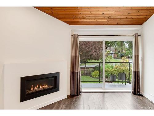 7031 Con-Ada Rd, Central Saanich, BC - Indoor Photo Showing Living Room With Fireplace