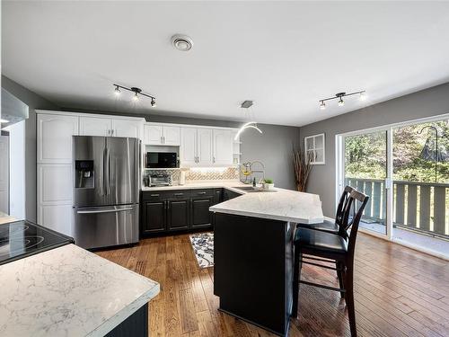 181 River Rd, Lake Cowichan, BC - Indoor Photo Showing Kitchen