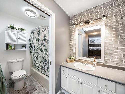 181 River Rd, Lake Cowichan, BC - Indoor Photo Showing Bathroom