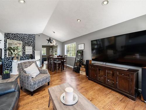 181 River Rd, Lake Cowichan, BC - Indoor Photo Showing Living Room