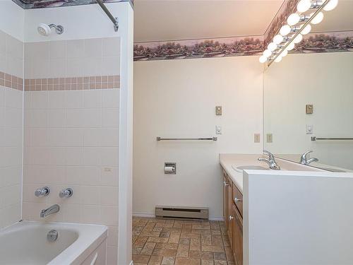 4678 Sunnymead Way, Saanich, BC - Indoor Photo Showing Bathroom