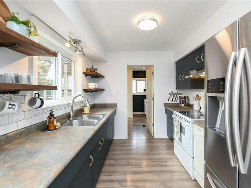 1380 Cumberland Rd, Courtenay, BC - Indoor Photo Showing Kitchen With Double Sink With Upgraded Kitchen