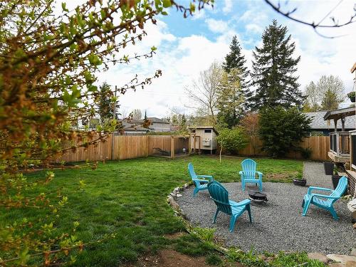 1380 Cumberland Rd, Courtenay, BC - Outdoor With Backyard