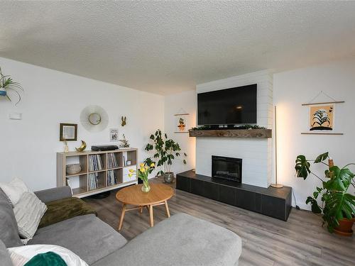 1380 Cumberland Rd, Courtenay, BC - Indoor Photo Showing Living Room With Fireplace