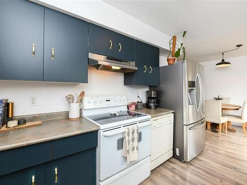 1380 Cumberland Rd, Courtenay, BC - Indoor Photo Showing Kitchen