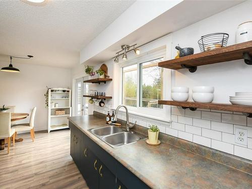 1380 Cumberland Rd, Courtenay, BC - Indoor Photo Showing Kitchen With Double Sink