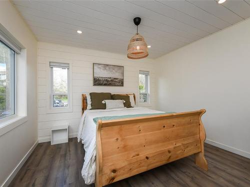 1380 Cumberland Rd, Courtenay, BC - Indoor Photo Showing Bedroom