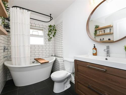 1380 Cumberland Rd, Courtenay, BC - Indoor Photo Showing Bathroom