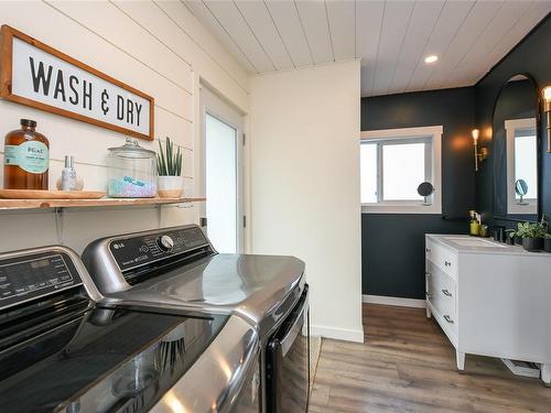 1380 Cumberland Rd, Courtenay, BC - Indoor Photo Showing Laundry Room