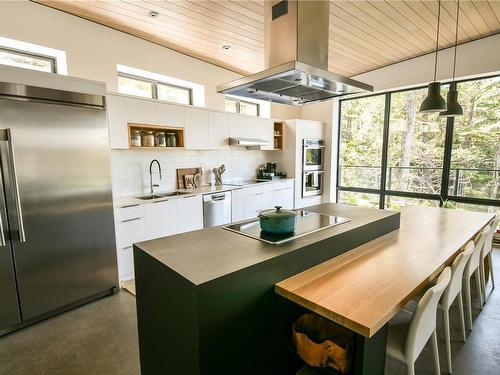 1118 Coral Way, Ucluelet, BC - Indoor Photo Showing Kitchen With Upgraded Kitchen