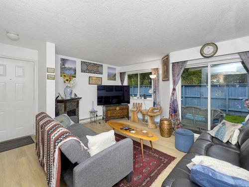 36-211 Madill Rd, Lake Cowichan, BC - Indoor Photo Showing Living Room