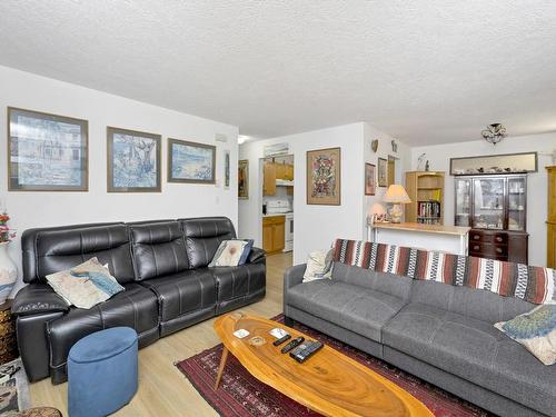 36-211 Madill Rd, Lake Cowichan, BC - Indoor Photo Showing Living Room