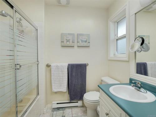 3055 Albany St, Saanich, BC - Indoor Photo Showing Bathroom