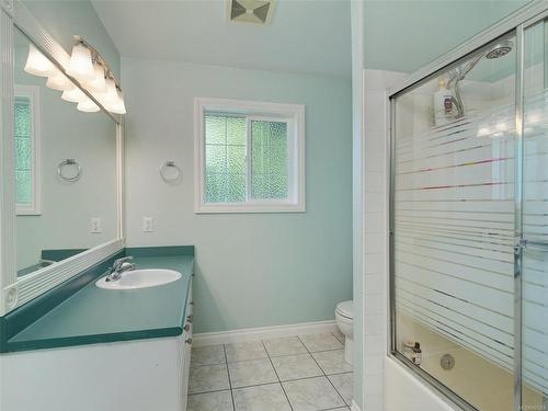 3055 Albany St, Saanich, BC - Indoor Photo Showing Bathroom