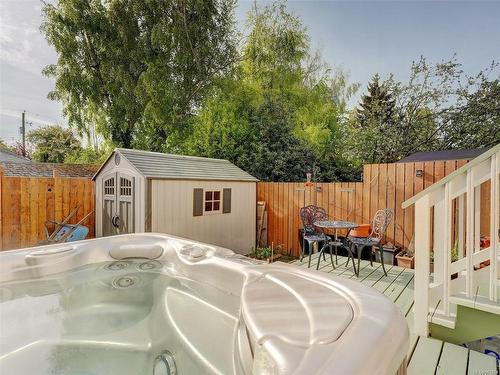 3055 Albany St, Saanich, BC - Outdoor