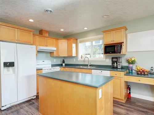 3055 Albany St, Saanich, BC - Indoor Photo Showing Kitchen