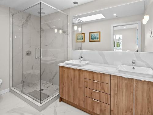 410-5118 Cordova Bay Rd, Saanich, BC - Indoor Photo Showing Bathroom