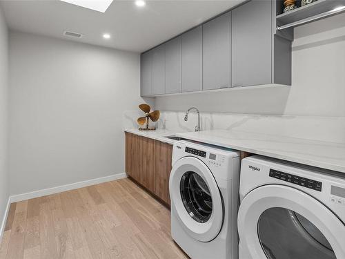 410-5118 Cordova Bay Rd, Saanich, BC - Indoor Photo Showing Laundry Room