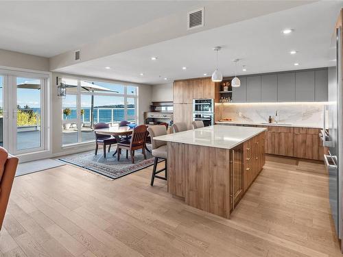 410-5118 Cordova Bay Rd, Saanich, BC - Indoor Photo Showing Kitchen With Upgraded Kitchen