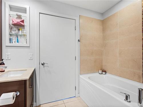404-391 Tyee Rd, Victoria, BC - Indoor Photo Showing Bathroom