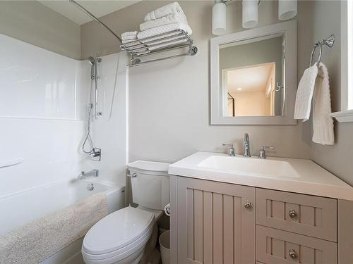 1811 Vee Rd, Cowichan Bay, BC - Indoor Photo Showing Bathroom