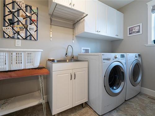 1811 Vee Rd, Cowichan Bay, BC - Indoor Photo Showing Laundry Room