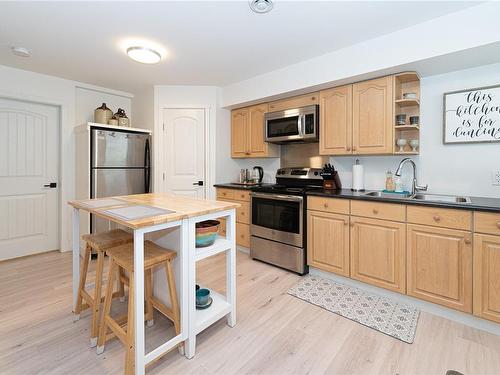 1811 Vee Rd, Cowichan Bay, BC - Indoor Photo Showing Kitchen With Double Sink