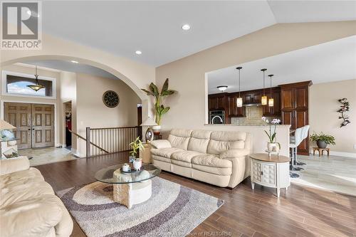 579 Stallion, Lakeshore, ON - Indoor Photo Showing Living Room