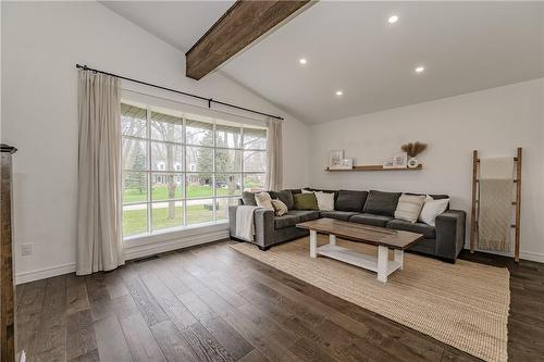 9 Coachman Crescent, Hamilton, ON - Indoor Photo Showing Living Room