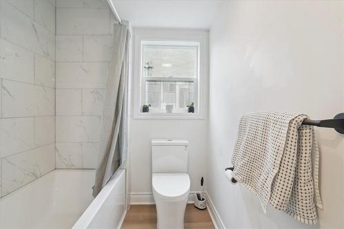 22 Freeborn Avenue, Brantford, ON - Indoor Photo Showing Bathroom