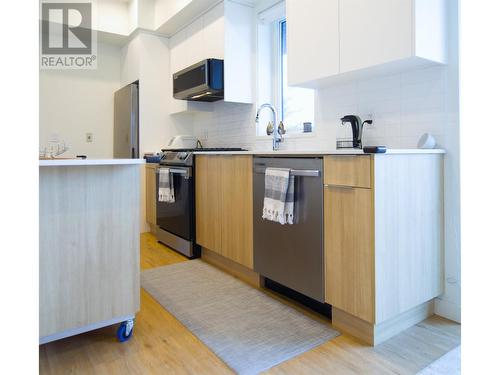 417 Cedar Avenue Unit# 304, Kelowna, BC - Indoor Photo Showing Kitchen With Upgraded Kitchen