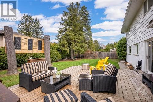 Contemporary privacy screen, gas outlet for the BBQ. - 10 Okanagan Drive, Ottawa, ON - Outdoor With Deck Patio Veranda With Exterior