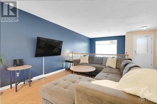 14 Briston Private, Ottawa, ON - Indoor Photo Showing Living Room