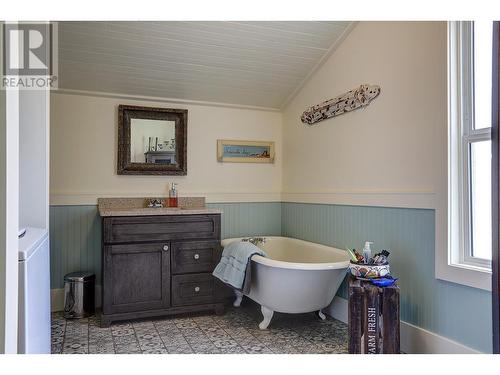 2915 Patterson Street, Armstrong, BC - Indoor Photo Showing Bathroom