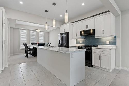 52 Summersides Boulevard, Fonthill, ON - Indoor Photo Showing Kitchen With Upgraded Kitchen