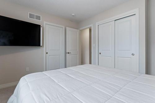 52 Summersides Boulevard, Fonthill, ON - Indoor Photo Showing Bedroom