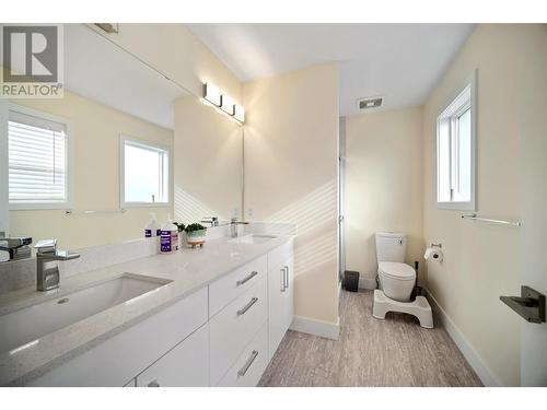 1275 Brookside Avenue Unit# 1, Kelowna, BC - Indoor Photo Showing Bathroom