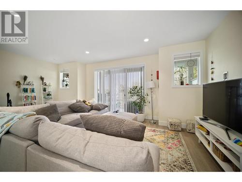 1275 Brookside Avenue Unit# 1, Kelowna, BC - Indoor Photo Showing Living Room