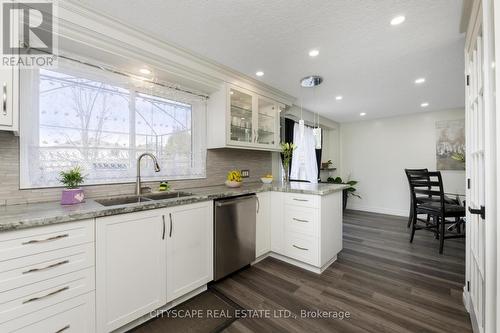 64 Melran Dr, Cambridge, ON - Indoor Photo Showing Kitchen With Upgraded Kitchen