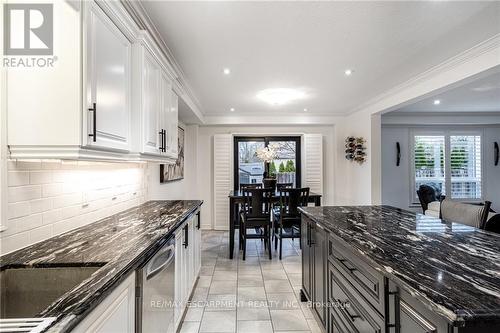 70 Stoneglen Way, Hamilton, ON - Indoor Photo Showing Kitchen With Upgraded Kitchen