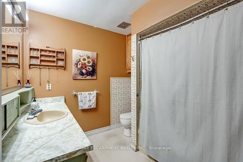 10 Margaret Street, Hamilton, ON - Indoor Photo Showing Bathroom