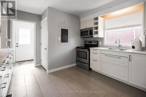 130 Winchester Blvd, Hamilton, ON - Indoor Photo Showing Kitchen With Double Sink