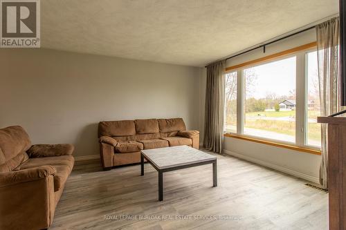 1047 Yankee Line, Smith-Ennismore-Lakefield, ON - Indoor Photo Showing Living Room