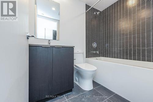 #305 -1 Jarvis St, Hamilton, ON - Indoor Photo Showing Bathroom