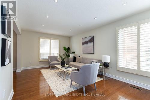 160 Tuscadero Cres, Mississauga, ON - Indoor Photo Showing Living Room