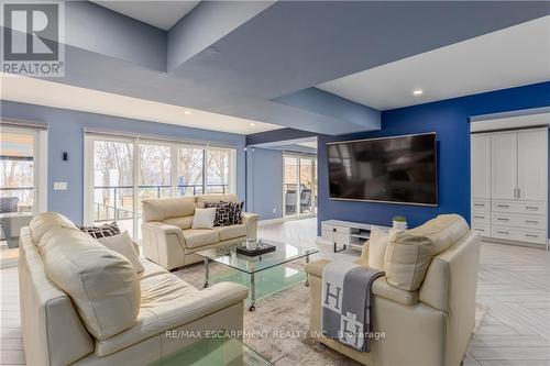 676 Bayshore Boulevard, Burlington, ON - Indoor Photo Showing Living Room