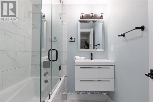 676 Bayshore Blvd, Burlington, ON - Indoor Photo Showing Bathroom