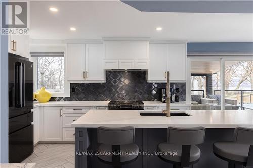 676 Bayshore Boulevard, Burlington, ON - Indoor Photo Showing Kitchen With Upgraded Kitchen
