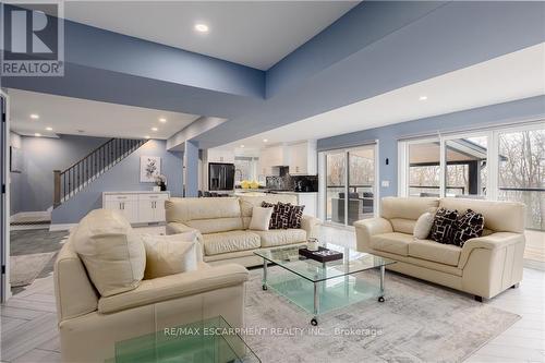 676 Bayshore Boulevard, Burlington, ON - Indoor Photo Showing Living Room